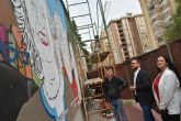 El alcalde de Lorca visita el inicio de la segunda fase del mural pictórico 'Mujeres Esenciales: impulsoras de la Igualdad' al que se incorporan 10 nuevos rostros