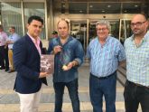 El presidente de la Asociación Amigos de los Museos, Marcos Gracia devuelve al Ayuntamiento una medalla del Romero del Año de San Blas encontrada en un rastro