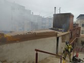 Bomberos apagan el incendio de una vivienda en Lorca Bomberos apagan el incendio de una vivienda en Lorca