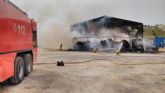 La rápida intervención del operativo del Plan Infomur ha evitado que el incendio de una nave afectara a terreno forestal en Cehegín
