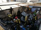 Bomberos apagan el incendio declarado en un patio interior de una vivienda en Lorca