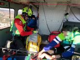 Bomberos del CEIS rescatan y evacúan por aire al hospital a una escaladora accidentada en Cobatillas (Murcia)