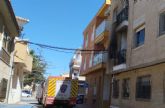 Bomberos extinguen un incendio en un edificio en Los Alczares