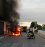 Servicios de emergencia han extinguido el incendio de un vehículo en Molina de Segura