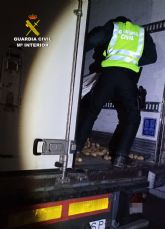 La Guardia Civil rescata a un camionero atrapado durante horas entre la carga del remolque