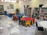 La biblioteca municipal en La Manga estrena mobiliario