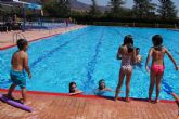 Continúan las actividades deportivas para jóvenes y adultos en las piscinas municipales dentro del programa 