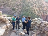 Técnicos de Patrimonio Histórico de la Comunidad Autónoma evalúan el estado de la muralla del yacimiento arqueológico de La Bastida
