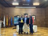 Jordi Sierra i Fabra, galardonado con el I Trofeo ILURO por su trayectoria en la literatura