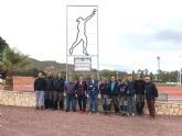 Una silueta de la lanzadora de peso lorquina, Úrsula Ruiz Pérez, de 3 metros, preside, desde hoy, la entrada a la Pista de Atletismo que lleva su nombre