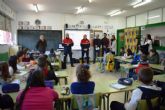 Los 3.000 alumnos de los colegios del municipio reciben esta semana charlas de los bomberos de Murcia para prevenir incendios