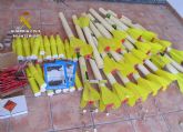 La Guardia Civil desactiva 26 cohetes granífugos hallados en un almacén
