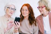La Concejalía del Mayor de Lorca pone en marcha el proyecto 'Enrédate en las Redes' con cursos para enseñar a las personas mayores al utilizar sus smartphones y tablets