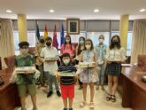 Los ganadores de los concursos escolares de marcapáginas y microrrelatos del Día del Libro recogen sus premios