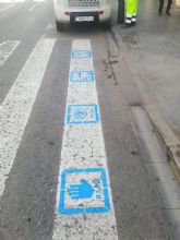 El Ayuntamiento de Águilas comienza con la señalización de pasos de peatones de la localidad con pictogramas para personas con TEA