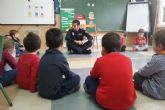 La Policia Local muestra su labor en la escuela infantil de La Aparecida