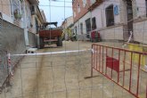 Entran en su última fase las obras de renovación de servicios y adoquinado mediante plataforma única en la calle Romualdo López Cánovas