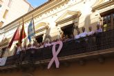 Con la colocación del lazo rosa en el balcón del Ayuntamiento comienza la semana de actividades por el Día contra el Cáncer de Mama