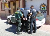 Detenidas in fraganti dos personas con más de seis kilos de cogollos de marihuana y 20.000 euros en Fortuna