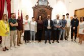Miembros de la Corporación municipal reciben a los estudiantes del IES Príncipe de Asturias ganadores del Concurso de Conocimientos Financieros 'Finanzas para todos'