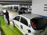 El Ayuntamiento habilita en el parking de San Vicente un punto de carga para vehículos eléctricos que complementa a los existentes en San José, Avenida de Europa y Sutullena