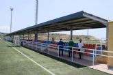 El complejo deportivo estrena una nueva pérgola para las gradas de los campos de fútbol