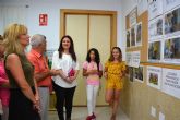 La alcaldesa de Campos del Río inaugura la exposición ‘Una escuela para mejorar el medio ambiente’