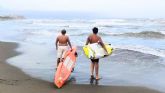 Dos deportistas de salvamento y socorrismo, de 12 y 14 años, salvan de ahogarse a tres turistas en Torremolinos que usaron un hinchable de juguete