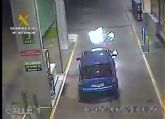 La Guardia Civil extingue el incendio de un vehículo en una gasolinera