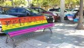 El Ayuntamiento denuncia ante la Policía los actos vandálicos en los bancos decorados con las banderas LGTBI y TRANS