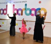 Una escuela de danza  adecúa sus instalaciones al Covid-19 para que una abuela y su nieta den por primera vez una clase de flamenco