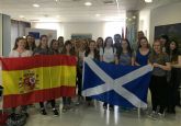 El alcalde recibe a un grupo de estudiantes escocesas que se encuentran de intercambio con alumnos del IES 