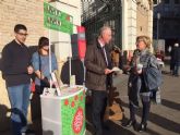 Una campaña informativa recorre las plazas de abastos del municipio para aconsejar sobre el consumo ambiental responsable en Navidad