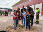 El colegio Puente Doñana se suma al Plan Foresta con la plantación de nuevo arbolado en su patio