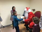 Más de un centenar de niños recibieron su regalo navideño