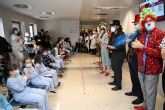 López Miras acompaña a los niños ingresados en la Arrixaca durante su fiesta navideña con payasos de hospital