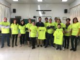El Ayuntamiento entrega a los niños y profesores del colegio de educación especial Pilar Soubrier más de un centenar de camisetas conmemorativas de la 