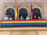 La bandera arco iris preside el balcón del Ayuntamiento de cara a la celebración del Día Internacional del Orgullo LGTBI+