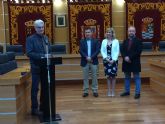 Recepción y entrega de reconocimiento en el Ayuntamiento de Molina de Segura al profesor Ton Stok por su apoyo a las actividades formativas de los CIFEAS