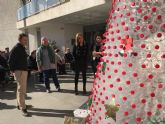 Cientos de botellas forman un gran Árbol de Navidad que preside el Centro de Día de Torre-Pacheco