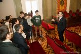 Alumnos franceses del Instituto Sainte Odile, de Lille, conocen el Palacio Consistorial de mano del alcalde
