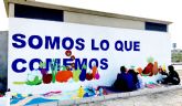 Alumnos del IES Romano García animan a los vecinos a llevar una dieta más saludable a través de un mural