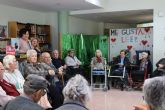 Los usuarios y usuarias del Centro de Da para personas mayores visitan la Biblioteca Municipal con motivo del Da del Libro