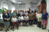 Los mayores de Torreciega reciben consejos de autoprotección de la Policía Local