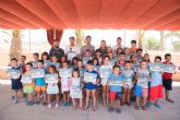 Cuarenta niños finalizan el primero de los tres cursos municipales de natación