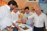 El consejero de Turismo, Juan Hernández y el alcalde, José Miguel  Luengo promocionan los productos del Mar Menor, en Santiago de la Ribera
