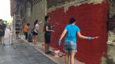 Más de un centenar de voluntarios pintan y decoran 50 fachadas y persianas de comercios del barrio de Santa Eulalia