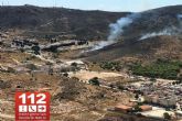 Efectivos de Bomberos y Protección Civil trabajan en la extinción de un incendio en las inmediaciones de la barriada de Lo Campano