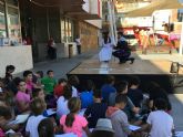 Don Juan y Doña Inés posan para los escolares en la plaza de España