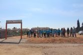 El Ayuntamiento y la comunidad escolar inician la plantación de la pinada 
